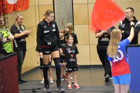 Mädchenteam als Einlaufkinder beim Thüringer HC Dorf Club Handballer