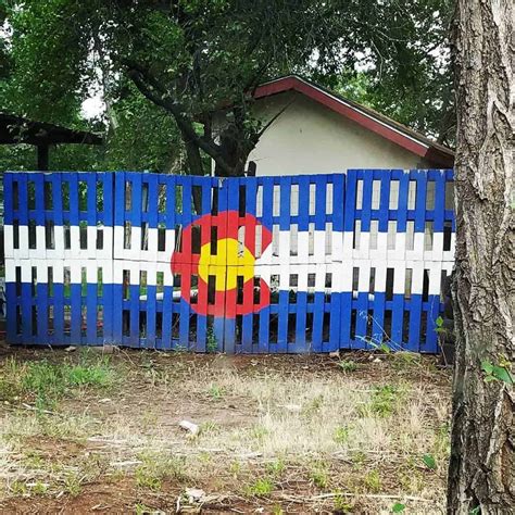 14 Pallet Fence Ideas That You Can DIY - Trendey