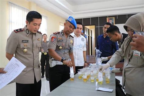 Ratusan Anggota Polres Karawang Jalani Tes Urine Mendadak Tvberita Co Id