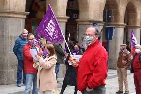 GALERÍA UGT realiza un acto simbólico en defensa de las mujeres