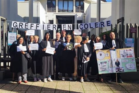 Les greffiers de La Réunion manifestent devant le tribunal de Saint