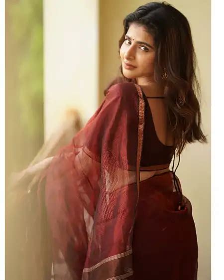 Iswarya Menon Latest Hot And Cute Pics In Saree