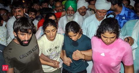 Farmer Leader Naresh Tikait Takes Medals From Wrestlers Seeks 5 Day