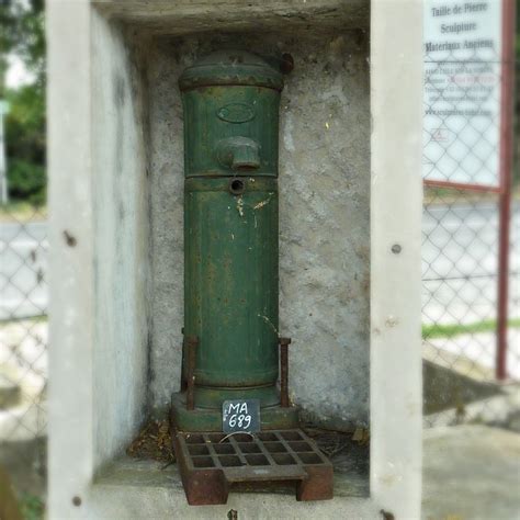 Cette pompe manuelle en fonte ancienne est une véritable pompe à eau