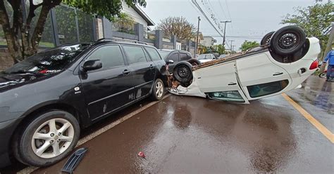 Condutor é levado para o hospital após capotar carro e bater em