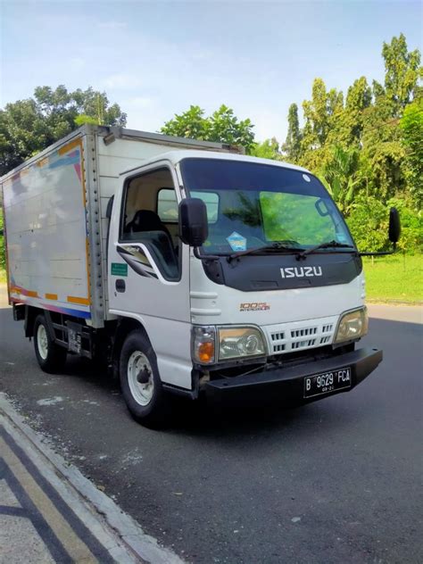 2011 Isuzu Elf Box Trucks MobilBekas