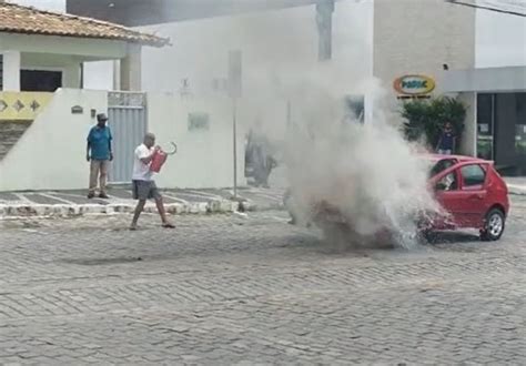 Susto veículo apresenta pane elétrica e fumaça toma conta de avenida