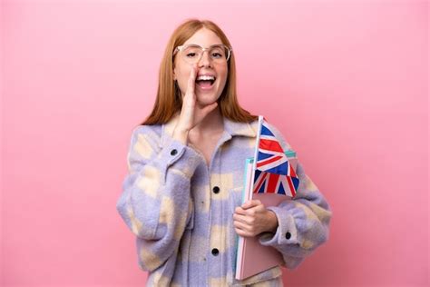 Mulher Jovem Ruiva Segurando Uma Bandeira Do Reino Unido Isolada Em