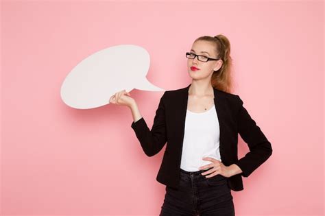 Vue De Face De L employé De Bureau En Veste Noire Stricte Souriant