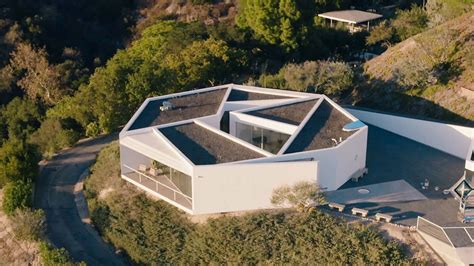 Así es la impactante mansión de Flea el bajista y fundador de Red Hot Chili Peppers Infobae