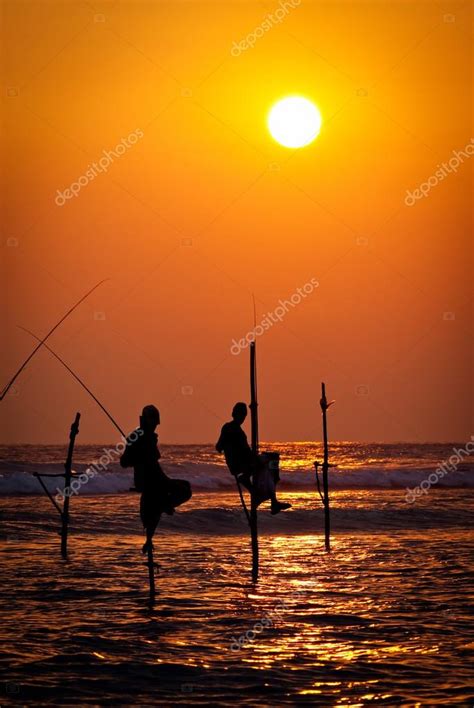 Siluetas De Los Pescadores Tradicionales Al Atardecer 2022