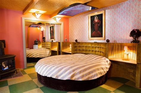 This Kitschy California Hotel Is Basically Paradise For Instagram California Hotel Round Beds