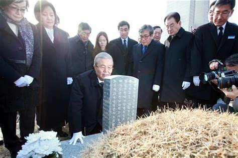 5·18묘역 무릎꿇은 김종인호남민심 돌리기 안간힘 정치일반 정치 뉴스 한겨레