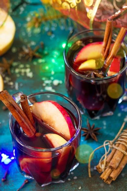 Weihnachten Glühwein oder Sangria mit Gewürzen Nahaufnahme Zwei Gläser