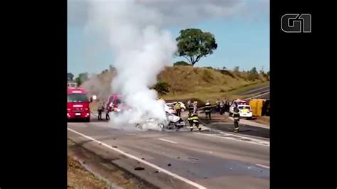 V Deo Ve Culo Pega Fogo Ap S Bater Em Carro Forte Em Rodovia De Itu