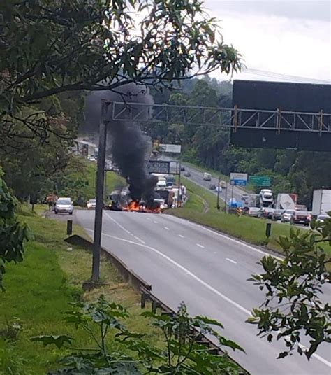 Rodovia Régis Bittencourt registra manifestações em Registro Embu das