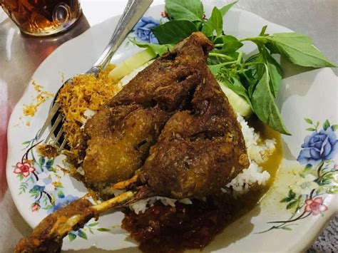 Warung Bebek Goreng Di Surabaya Rempahnya Berasa