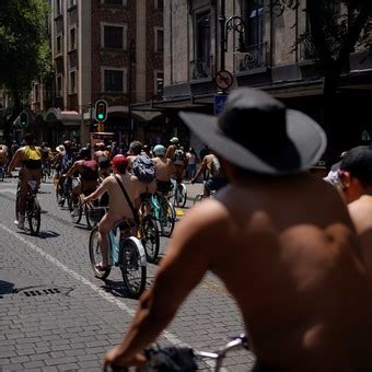 Cientos De Ciclistas Rodaron Desnudos En M Xico Madrid Y Londres Por