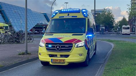 P A Politie En Ambulance Met Spoed Naar Een Onweelwordig Ambulance