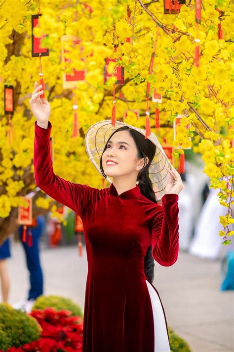 Hot girl miền Tây khoe nhan sắc ngọt ngào trong tà áo dài đón Tết Báo Dân trí