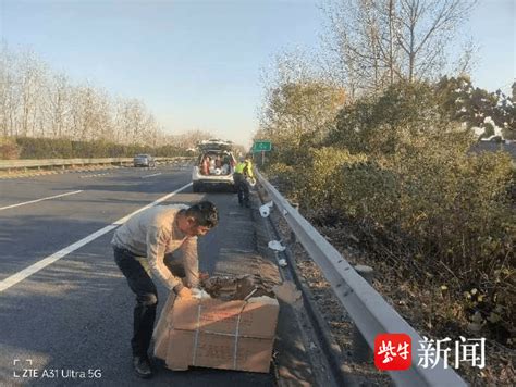 货物散落高速 南通高速交警化身“搬运工” 驾驶员 行车 路段