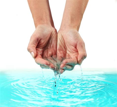 Manos Femeninas Sobre Fondo De Agua Clara Foto Premium