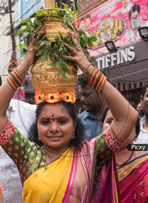 Image Of Kalvakuntla Kavitha At Ujjaini Mahankali Bonalu EX353130 Picxy