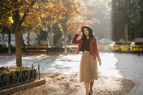 Femme Aux Cheveux Noirs Romantique En Jupe Longue Luxuriante Profitant