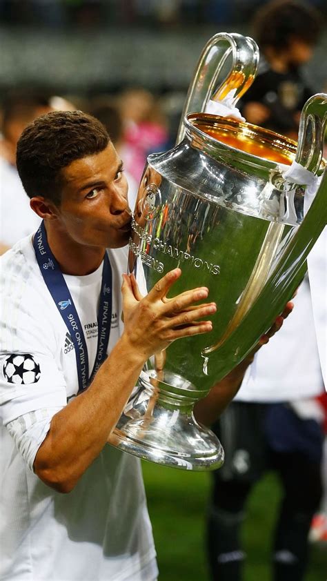 Cr7 Kissing Champions League Title, cr7, títulos de liga de campeones, ronaldo, Fondo de ...