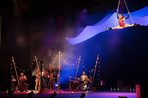 Creatura fusiona el circo con la música y la poesía en Montijo