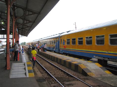 Kereta Api Indonesia Rangkaian Kereta Api Penataran Dhoho Di Stasiun