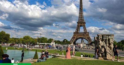 Vendeurs La Sauvette Aux Abords De La Tour Eiffel Paris Des