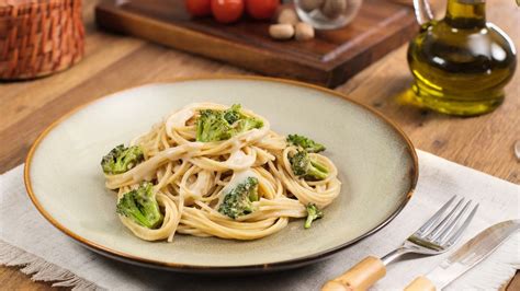 Macarrão brócolis ao molho branco vegano Gastronomia Casa e Jardim