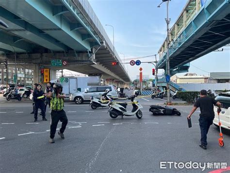 關鍵畫面曝！新北女騎士擦撞機車倒地 下秒遭貨車輾爆頭慘死 Ettoday社會新聞 Ettoday新聞雲