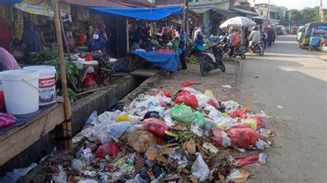 Pedagang Keluhkan Tumpukan Sampah Di Pasar Gedong Tataan Hari Belum