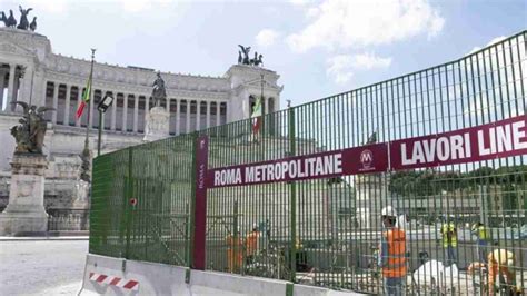 Roma Smottamento Del Cantiere Metro C In Piazza Venezia Caos Viabilit