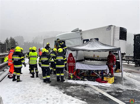 Lkw Schlug In Leitschiene Ein Schwerer Lkw Unfall Auf Der S Dautobahn