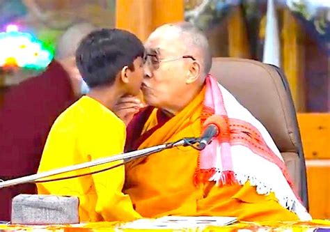 El Dalai Lama Besa A Un Ni O En La Boca Deochonews