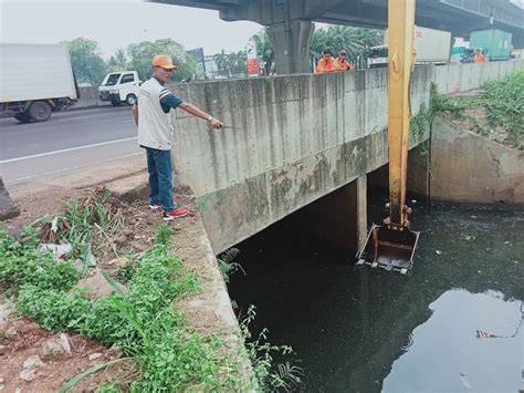 DLH Bekasi Angkut 130 Ton Sampah Di Kali Jambe