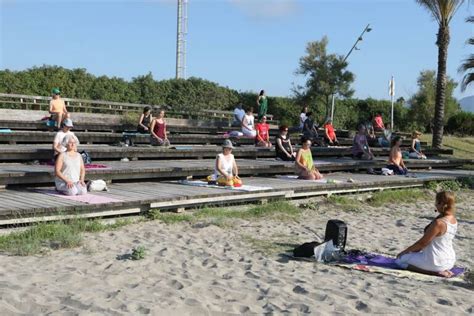 El Grau acoge la IX edición del Festival de Yoga Playas de Castelló