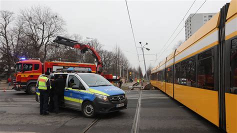 Dresden Zwei Verletzte nach Autounfall und Schaden in Höhe von 23 000 Euro