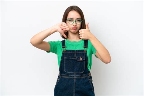 Jovem Mulher Ucraniana Isolada Em Fundo Branco Fazendo Um Bom E Um Mau