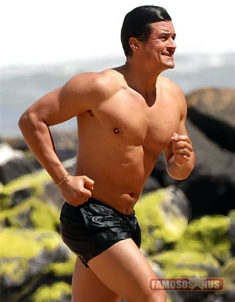 Orlando Bloom Surge Muito Mais Musculoso Na Praia E Causa