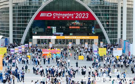 Cerca De Visitantes Pasan Por Chinaplas