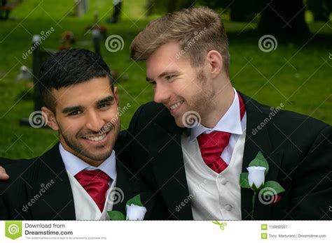 Las Bodas Gay Novios Pares Presentan Para Las Imágenes Después De Su Ceremonia De Boda En