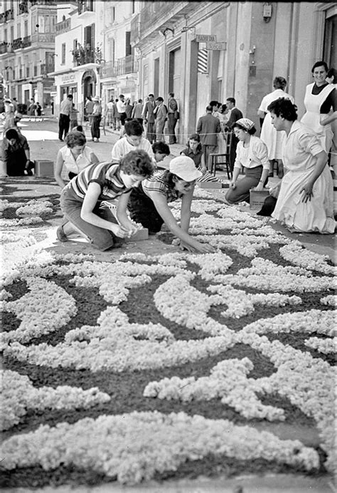 Barcelodona Elaborant Les Catifes De Flors Per Corpus A Sitges