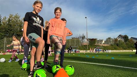 Wie Ein Mann Den M Dchenfu Ball In Arnsberg F Rdert Westfalen Lippe