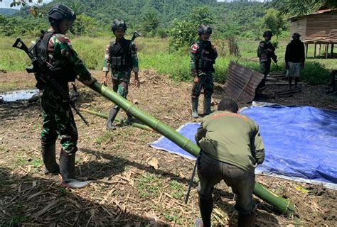 Satgas Yonif Twej Bantu Proses Pemakaman Warga Pegunungan Bintang