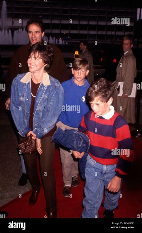 Sally Field Bei Der Hook Premiere Mit Ehemann Alan Greisman Und Söhnen
