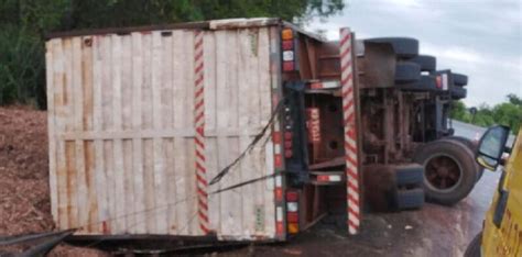 Carreta Carregada De Serragem Tomba Na BR 163 Em Rio Brilhante